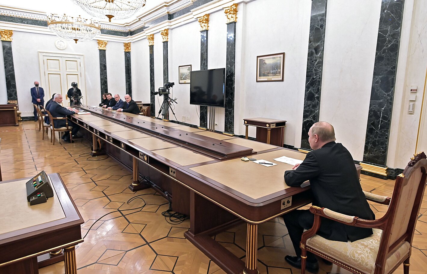 Vladimir Putin meets with advisors following Russia's Ukraine invasion