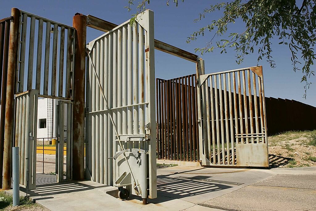 Media Name: 1024px-entrance_gate_big_gate_from_metal_pipes.jpg